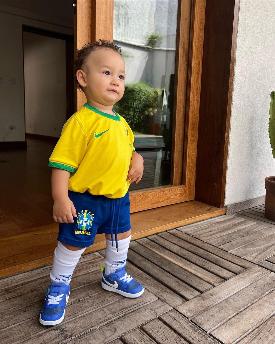 Cris, filho de Bianca Andrade, surge com uniforme da Seleção brasileira e encanta seguidores