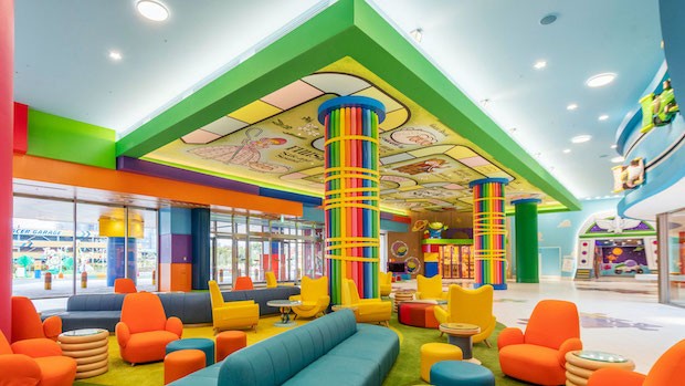 No saguão principal do Toy Story Hotel, móveis de cores vivas e colunas que parecem ser feitas de lápis de cor (Foto: Disney / Pixar / Divulgação)