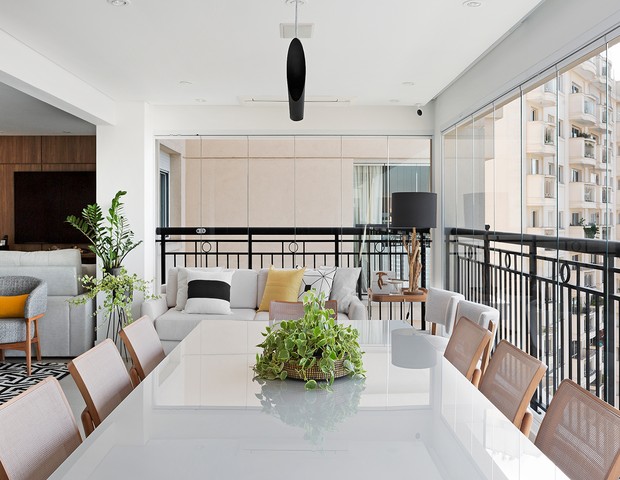 Apartamento com 170 m² tem varanda generosa e décor colorido (Foto: Julia Ribeiro)