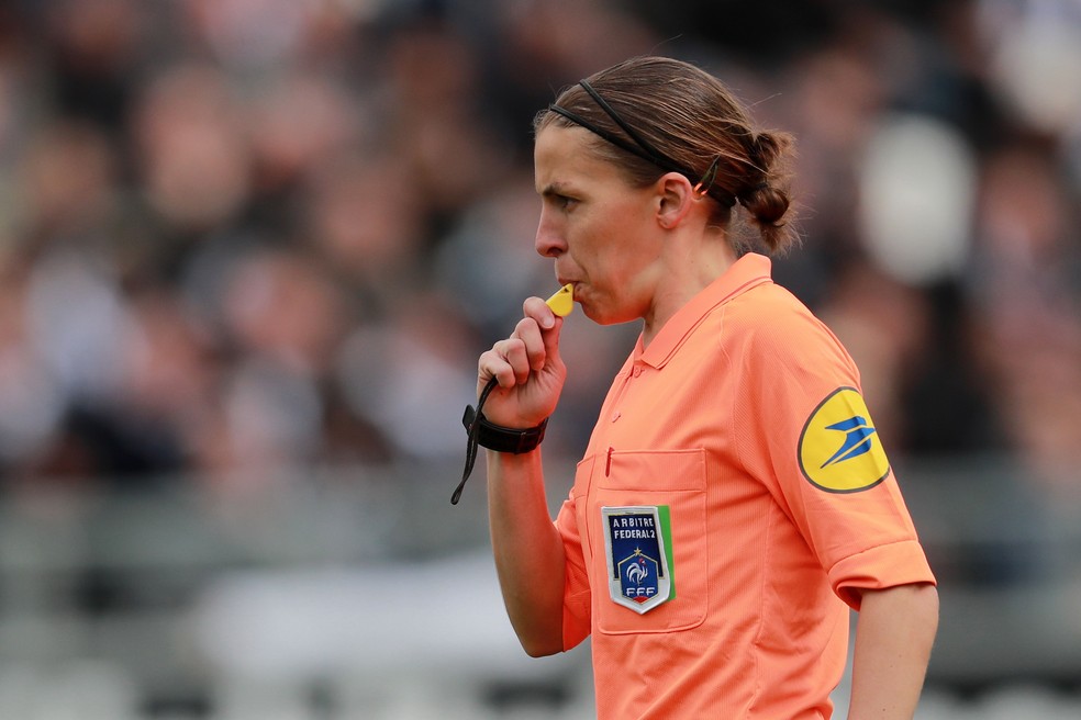 Stephanie Frappart serÃ¡ a Ã¡rbitra da partida entre Liverpool e Chelsea â€” Foto: EFE