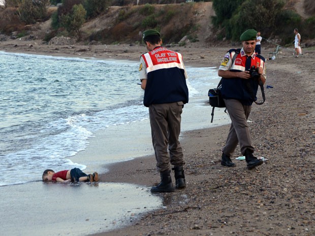 Agentes analisam local onde foi encontrado um menino morto em praia de Borum, na Turquia (Foto: AP/)