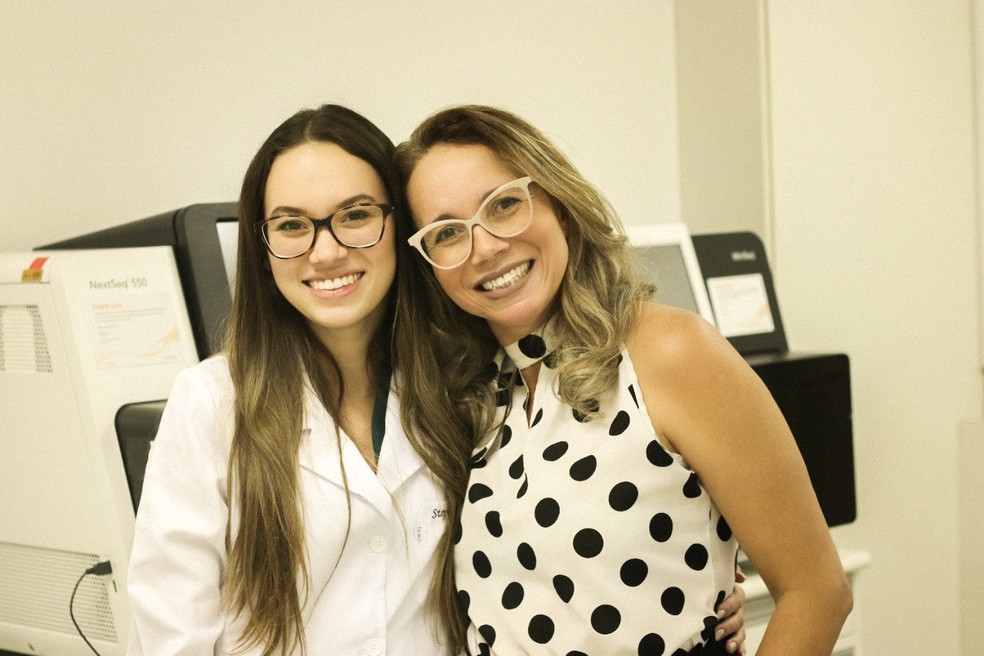 Mãe e filha trabalham juntas em pesquisa de tratamento oncológico em laboratório de BH  — Foto: Arquivo pessoal