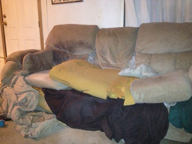 Antigo sofá de Jesse, que não suportou o peso do dono nos tempos de obesidade mórbida (Foto: Arquivo Pessoal )