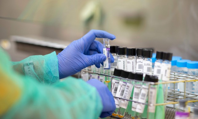Cientista maneja doses de exames do tipo PCR em hospital de Madri, na Espanha/