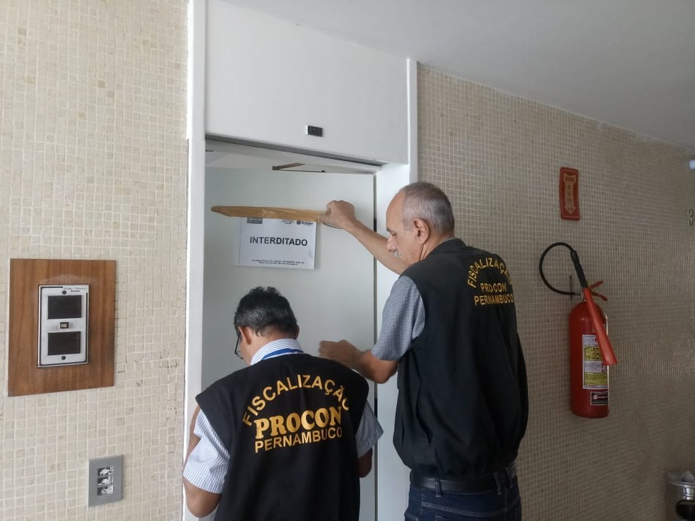 Procon de Pernambuco fechou o escritÃ³rio usado pelo homem que foi prso por estelionato, no Recife â€” Foto: Procon-PE/DivulgaÃ§Ã£o 