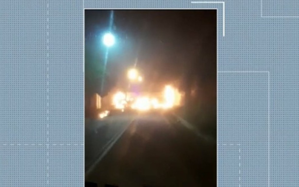 Ônibus é incendiado em Barra do Choça, no sudoeste da Bahia. — Foto: Reprodução / TV Bahia 