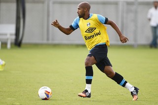 Após negócio frustrado, Fellipe Bastos fala em final feliz ao ficar no Grêmio