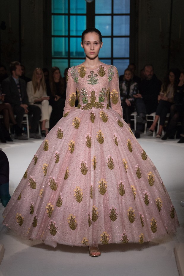 #SuzyCouture Giambattista Valli: Travelling Light - Vogue | en