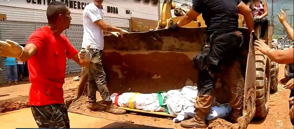 Idosa de 100 anos precisou ser resgatada em um trator. &mdash; Foto: Reprodu&ccedil;&atilde;o/TV Globo