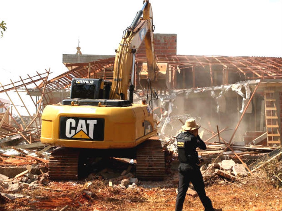 Casa derrubada na operação da Agefis no DF — Foto: Dênio Simões/Agência Brasília