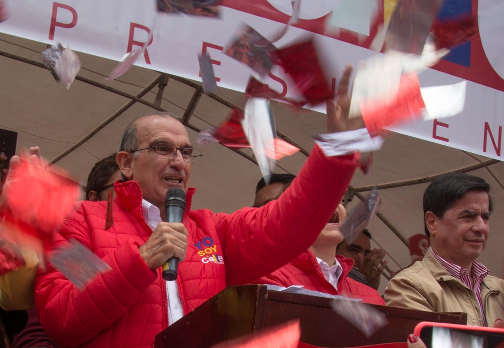 O candidato presidencial Humberto De La Calle faz campanha em Bogotá (Foto: Diana Sanchez/AFP)