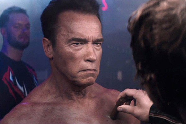 Arnold Schwarzenegger refaz cena de 'O Exterminador do Futuro' para propaganda de videogame (Foto: Reprodução Youtube)