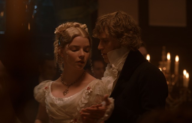 Editorial use only. No book cover usage.Mandatory Credit: Photo by Focus Features/Universal/Kobal/Shutterstock (10572038x)Anya Taylor-Joy as Emma Woodhouse and Johnny Flynn as George KnightleyEmma. Film - 2020In 1800s England, a well meaning but s (Foto: Focus Features/Universal/Kobal/Shutterstock)