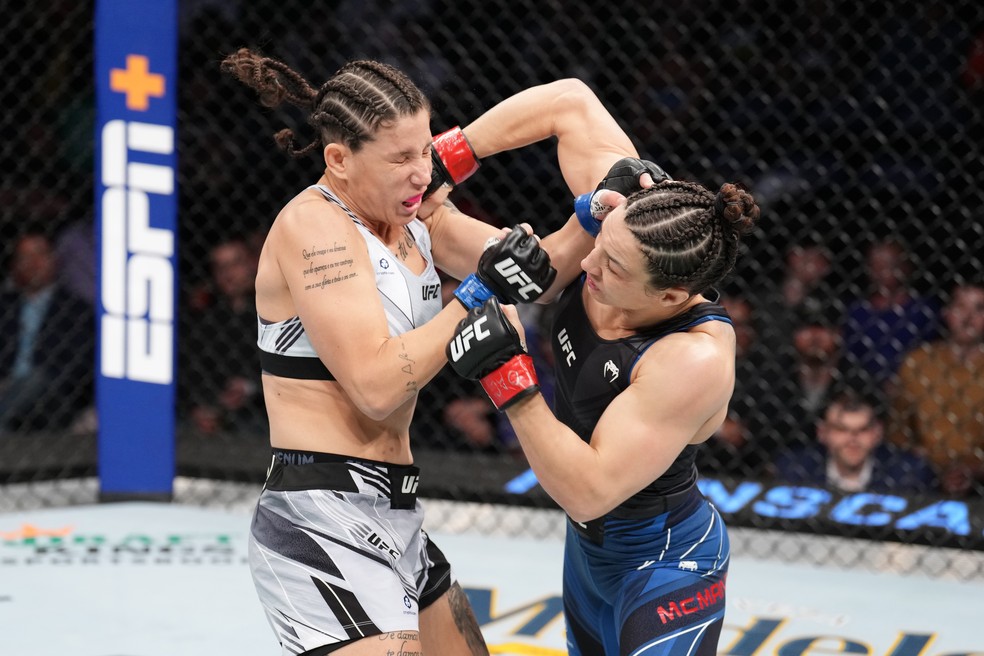 Karol Rosa (esq.) leva um cruzado de Sara McMann (dir.) — Foto: Josh Hedges/Zuffa LLC