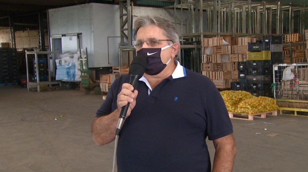 Comprador observou aumento no preço dos alimentos em São José do Rio Pardo por falta de chuvas. — Foto: Paulo Chiari/EPTV