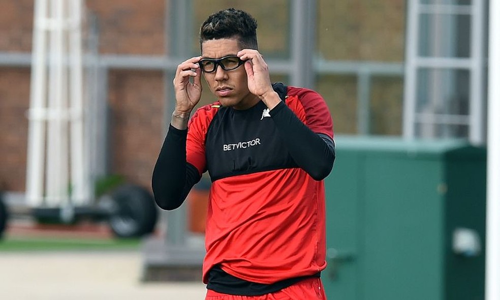 Firmino usa óculos de proteção no treino do Liverpool — Foto: John Powell / Liverpool