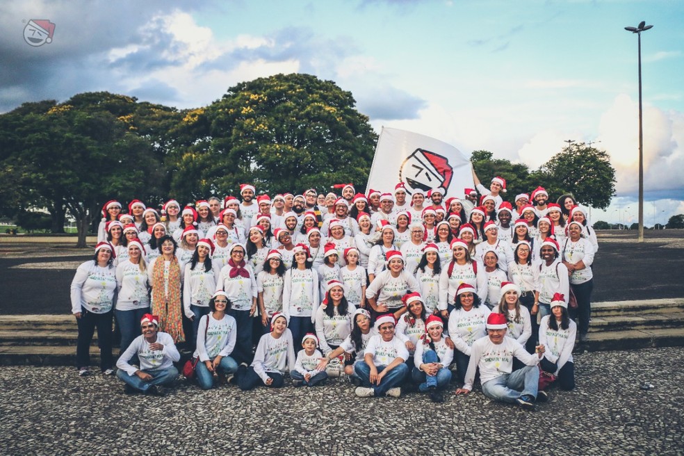 Integrantes do coral Serenata de Natal, que se apresenta anualmente, no DF — Foto: Divulgação