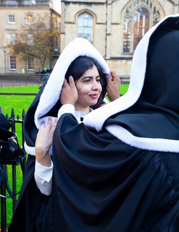 Malala Yousafzai abre álbum de formatura (Foto: Reprodução/Instagram)