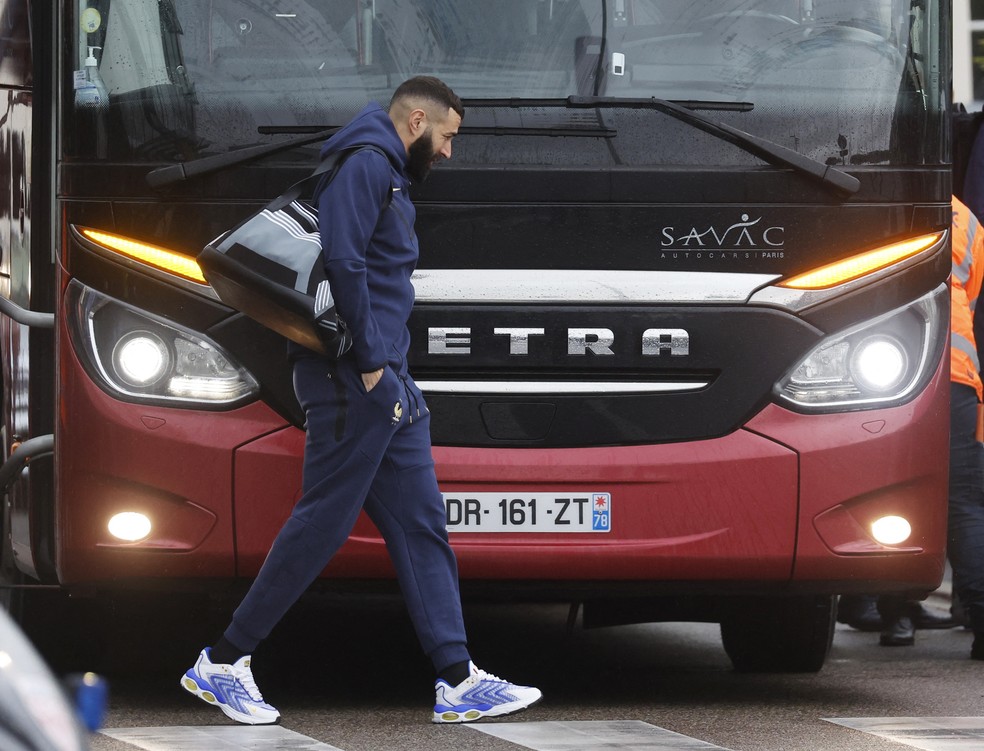 Karim Benzema na chegada ao Catar: jogador lesionou o quadr�ceps da coxa esquerda no treino de s�bado � Foto: REUTERS/Gonzalo Fuentes