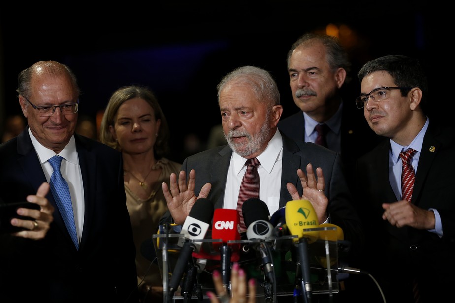 Presidente da República eleito Luiz Inácio Lula da Silva fala a imprensa, após se encontrar com o presidente do TSE, Alexandre de Moraes.