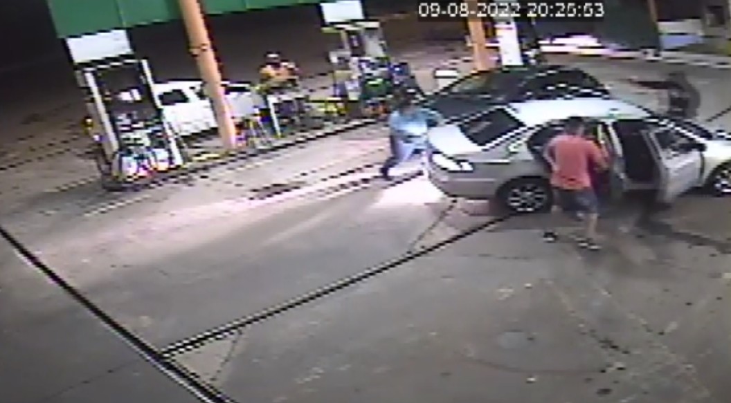 VÍDEO: criminosos roubam carro em posto de combustíveis de MG após tentarem assaltar veículo de aplicativo 