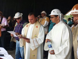 A missa foi celebrada pelo padre José Guimarães (Foto: João Barbosa/TV Grande Rio)