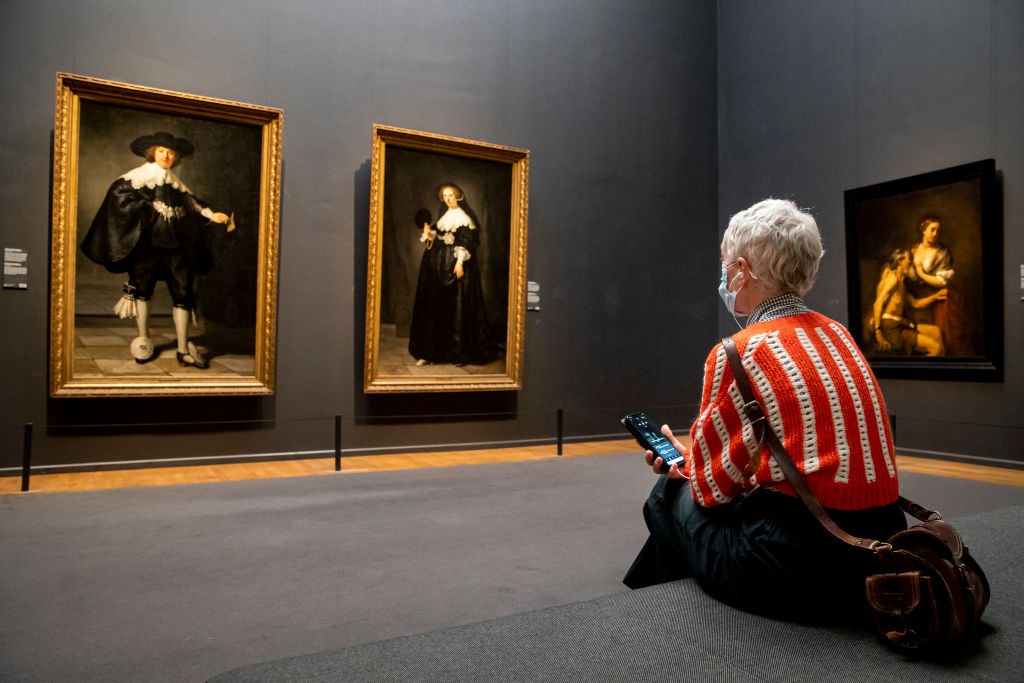 AMSTERDAM, NETHERLANDS - SEPTEMBER 30: Visitors view the pendant portraits of Maerten Soolmans and Oopjen Coppit by Rembrandt at Rijksmuseum on September 30, 2020 in Amsterdam, Netherlands. Visitors to the museum are now required to wear face masks to hel (Foto: Getty Images)