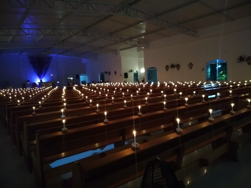 Paróquia no Piauí faz missa do Sábado Santo com mais de 400 velas para representar fiéis — Foto: Divulgação
