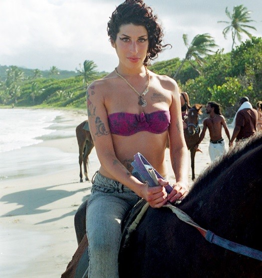 Amy Winehouse é retratada em livro da Taschen (Foto: Divulgação)