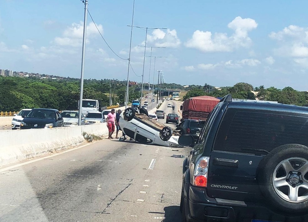 Acidente aconteceu no sentido Praia do Forte/Redinha, e deixou o trânsito lento no local. Não houve feridos.  — Foto: Redes Sociais