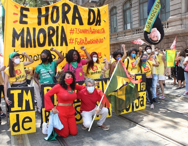 Dadá Coelho e Paulo Betti protestam contra o presidente Jair Bolsonaro (Foto: AgNews)
