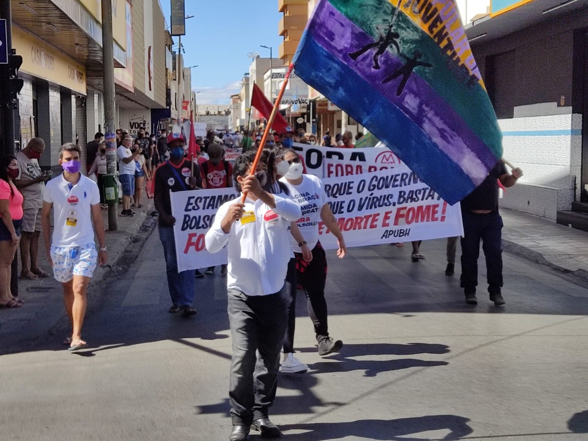 Manifestantes fazem protesto contra o presidente Jair Bolsonaro em Montes Claros