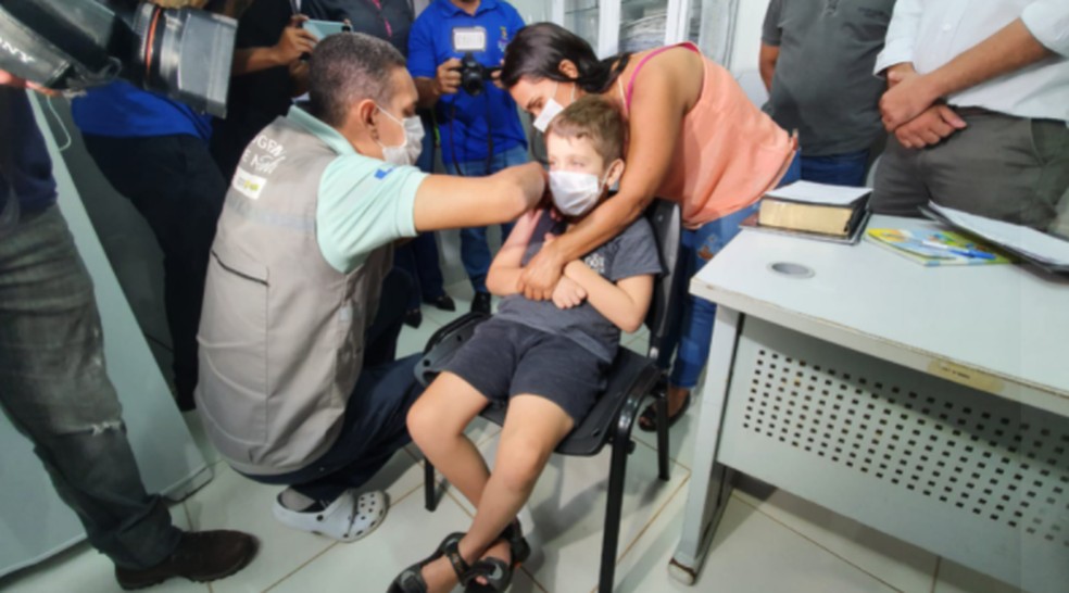 Rafael Miranda, de 8 anos, foi o primeiro a ser vacinado contra a Covid-19 — Foto: Andryo Amaral/Rede Amazônica Acre