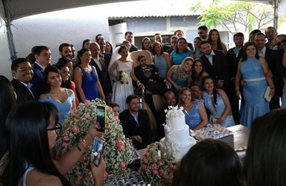 Cerimônia no estacionamento do hospital em Maceió foi tradicional e contou com mais de 100 convidados (Foto: Daniella de Melo/Arquivo pessoal)