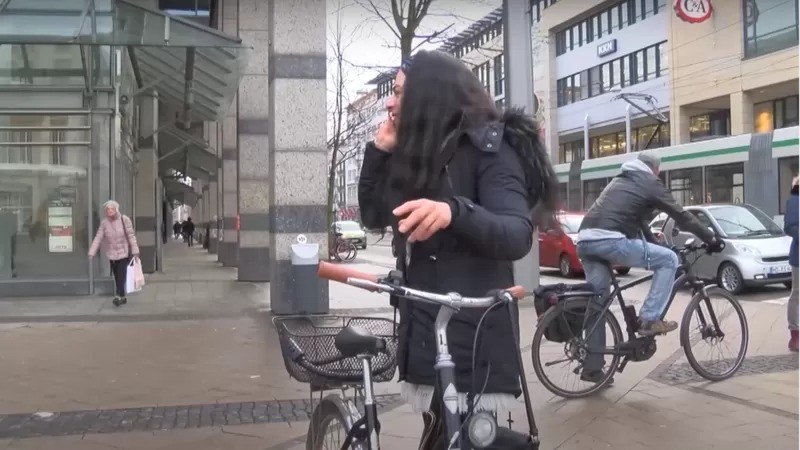 Ella com sua bicicleta em Magdeburg (Foto: OFFENER KANAL MAGDEBURG via BBC News)