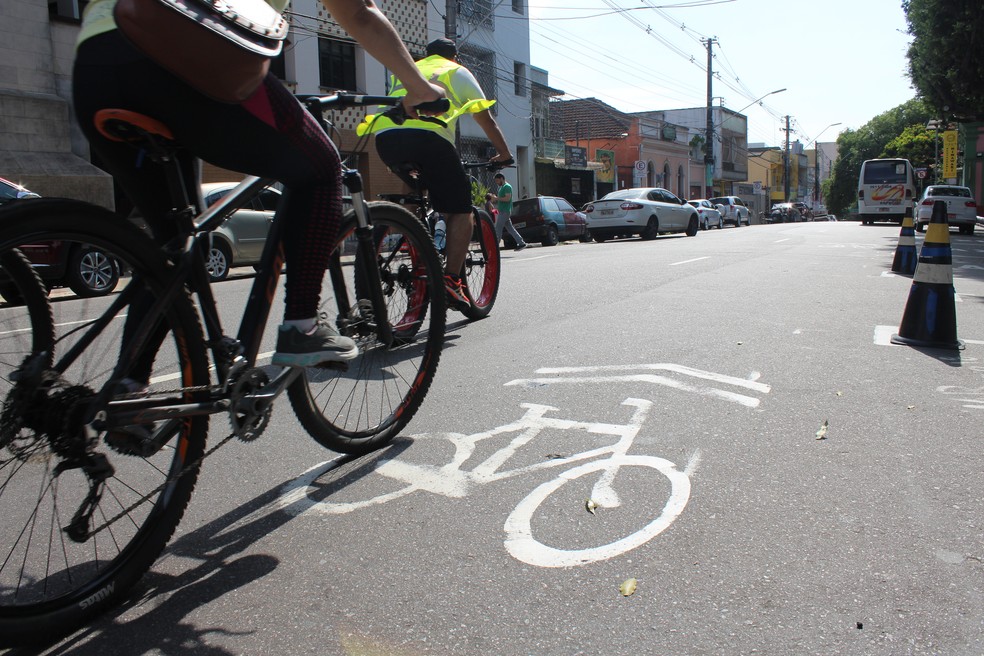 Participantes do projeto pedalaram pelo Centro de Manaus — Foto: Patrick Marques/G1 AM