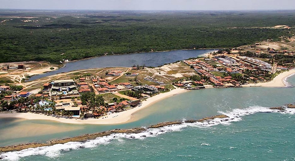 Imagem aérea mostra a praia de Tabatinga e a Lagoa de Arituba, no litoral Sul do estado (Arquivo) — Foto: Canindé Soares
