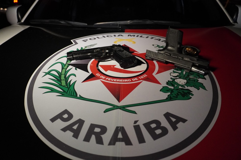 Pistola e simulacro de arma estava no carro envolvido no atropelamento, em João Pessoa — Foto: PMPB/Divulgação