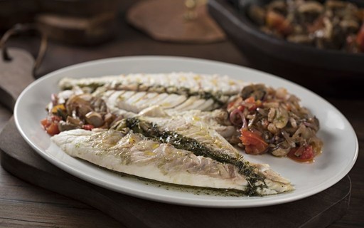 Receita O Tradicional Peixe Na Brasa Com Um Sabor Que Voce Nunca Viu Gq Gastronomia Descubra como cozinhar peixe assado no forno de maneira prática e deliciosa com a teleculinária! receita o tradicional peixe na brasa