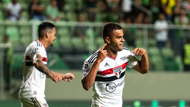 São Paulo volta a jogar mal e, com um a mais, perde para América-MG