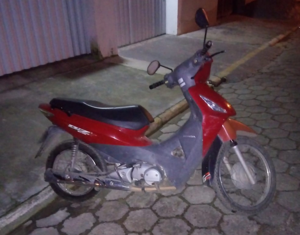 Motocicleta furtada em Camboriú — Foto: Polícia Militar/Divulgação
