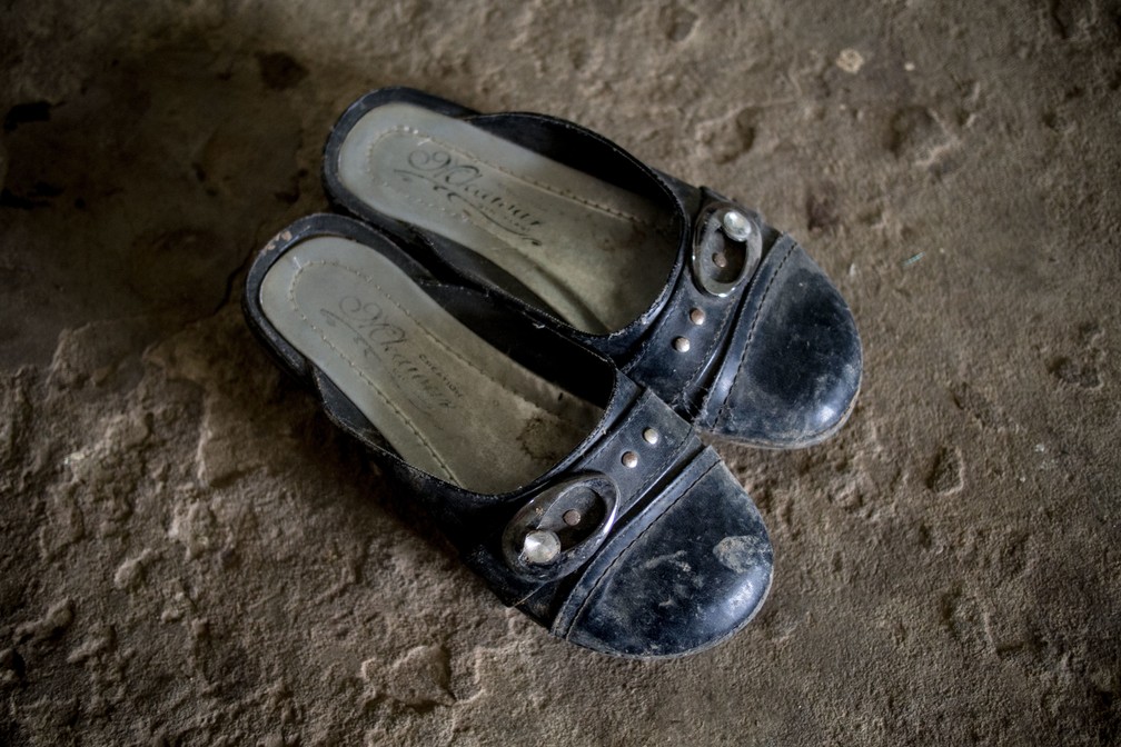 Este foi eleito o melhor par de calçado da família Azouze, na Tunísia — Foto: Zoriah Miller/Dollar Street