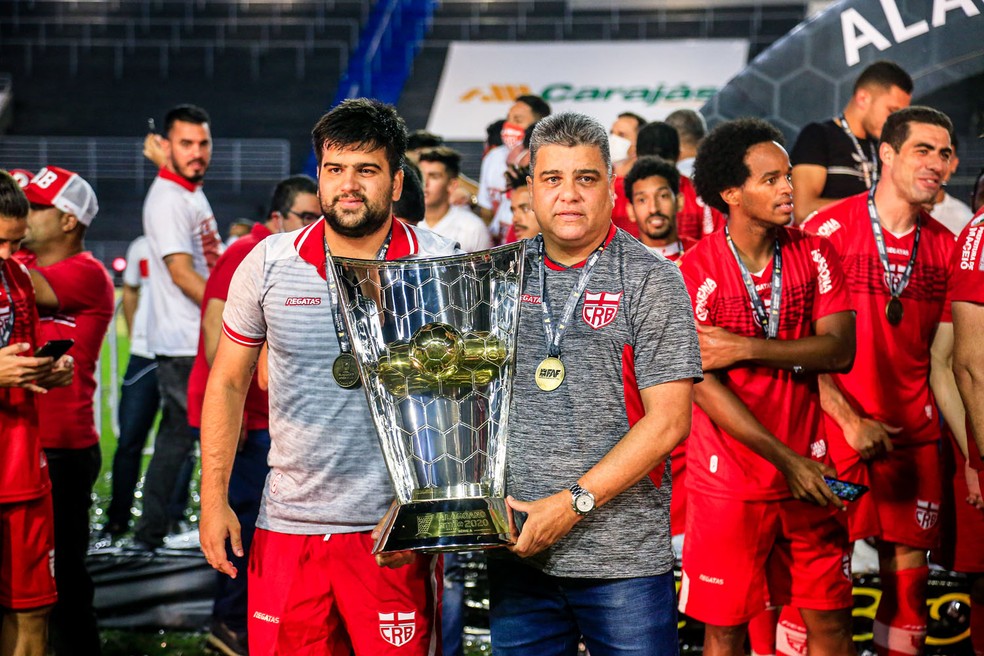 Marcelo Cabo posa com a taça do Alagoano 2020 — Foto: Ailton Cruz/Gazeta de Alagoas