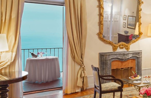 Outro quarto do hotel de Sorrente. A maior diária neste verão sai a 14.684 euros, cerca de R$ 79 mil — Foto: Reprodução/Excelsior Vittoria