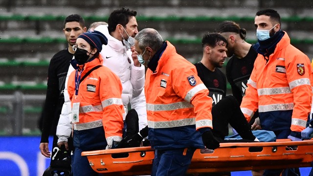 Neymar sofre entorse no tornozelo esquerdo durante jogo do PSG contra o Saint-Étienne