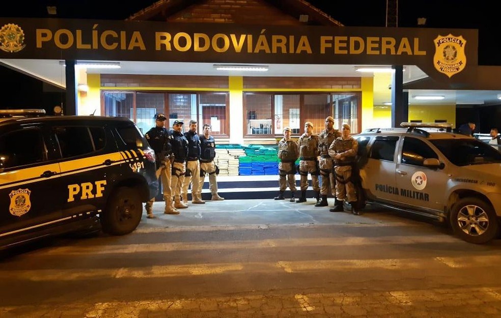 Droga foi localizada após troca de informações entre PM e PRF — Foto: PRF/Divulgação