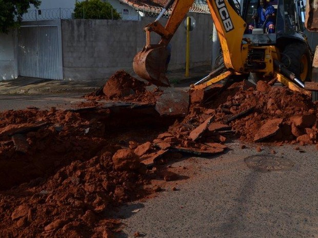 Equipes do Departamento de Água e Esgoto fizeram os reparos (Foto: Transurb/ Divulgação )