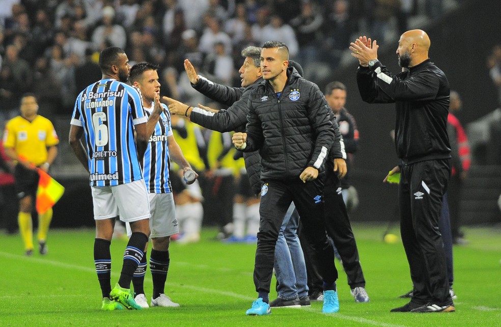 Marcelo Grohe ficou no banco contra o Corinthians após sentir no aquecimento (Foto: Marcos Ribolli)