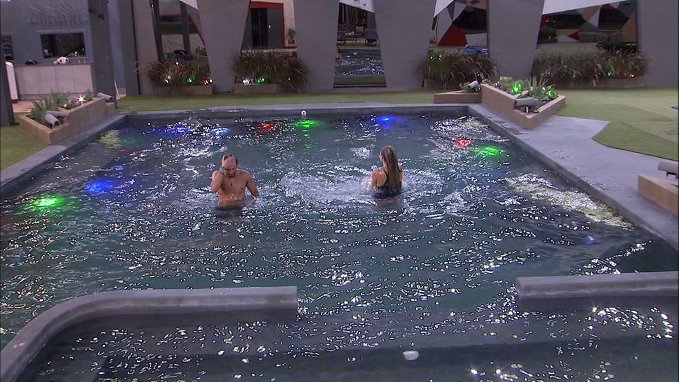 Finalistas Alan E Paula Mergulham Na Piscina Casa Bbb Gshow