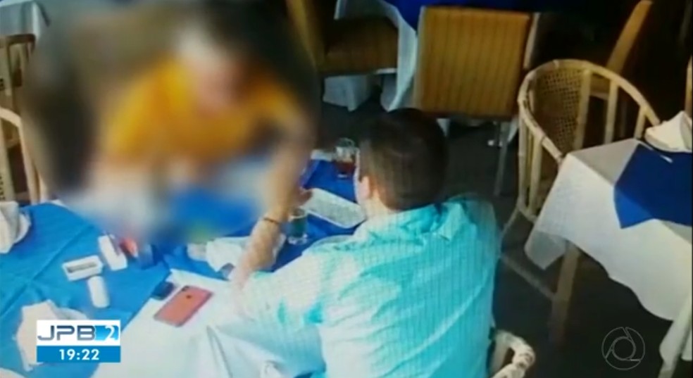 Imagens mostram suspeito ingerindo bebida alcoÃ³lica antes do acidente, segundo a polÃ­cia â Foto: ReproduÃ§Ã£o/TV Cabo Branco